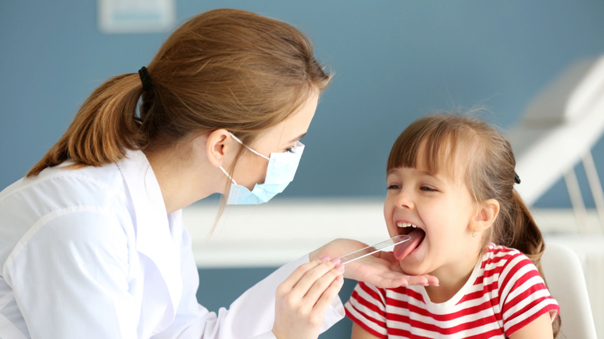 Осмотр зева ребенка. Обследование горла у ребенка. ЛОР заболевания у детей. Заболевания носоглотки у детей. Дифтерия в полости рта у детей.