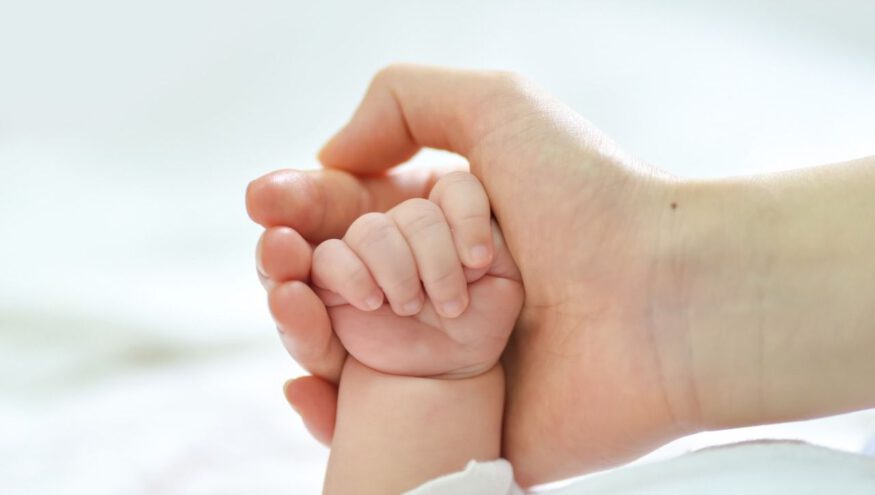 Bebekler Neden Ellerini Yumruk Yapar?